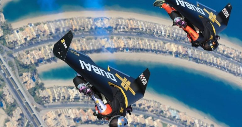 بالفيديو: حين يطير الإنسان ويحلق فوق برج خليفة